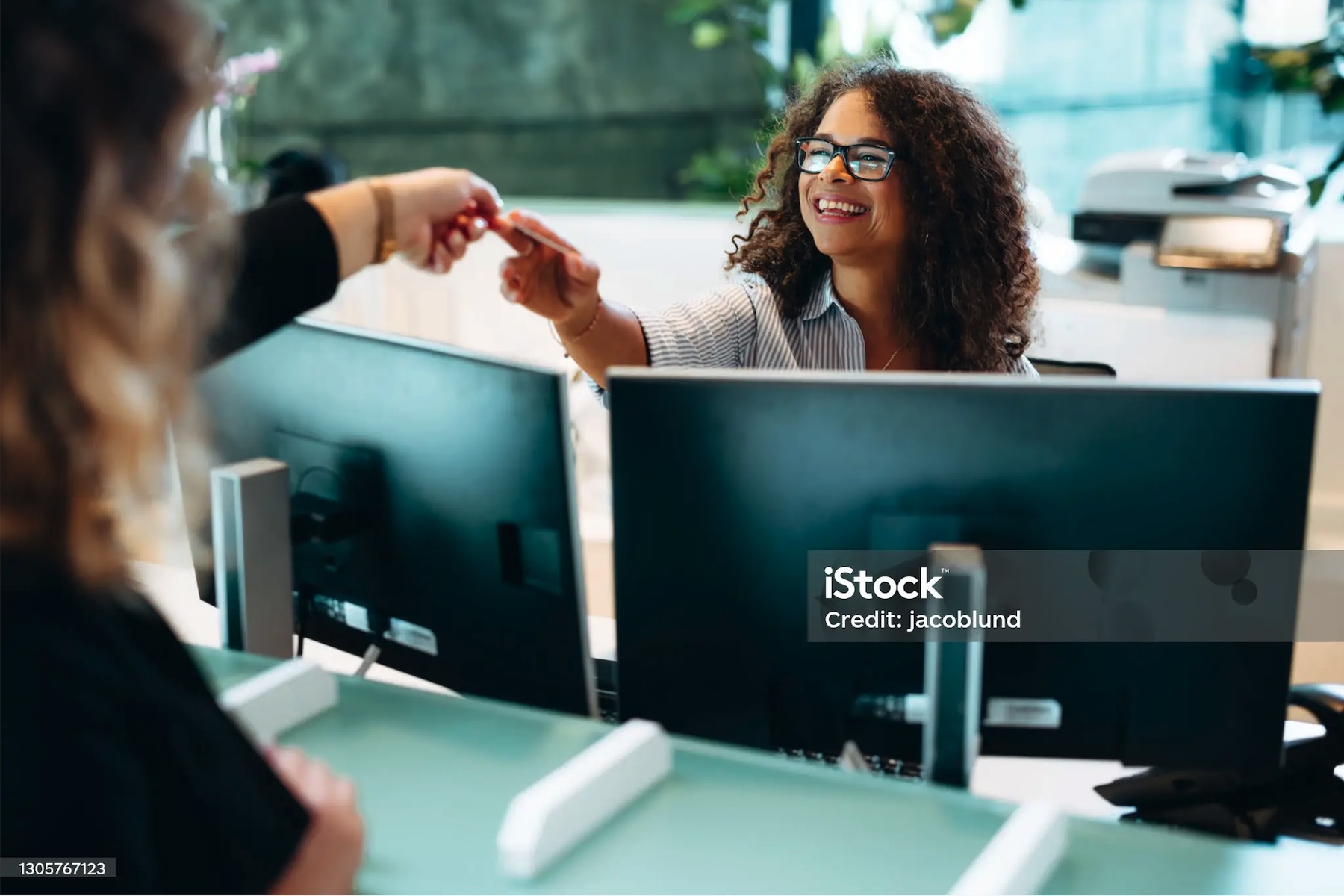 Donna allo sportello di un ufficio pubblico mentre riceve assistenza per la documentazione