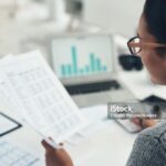 Donna consulta documenti finanziari per valutare cessione del quinto e delega di pagamento
