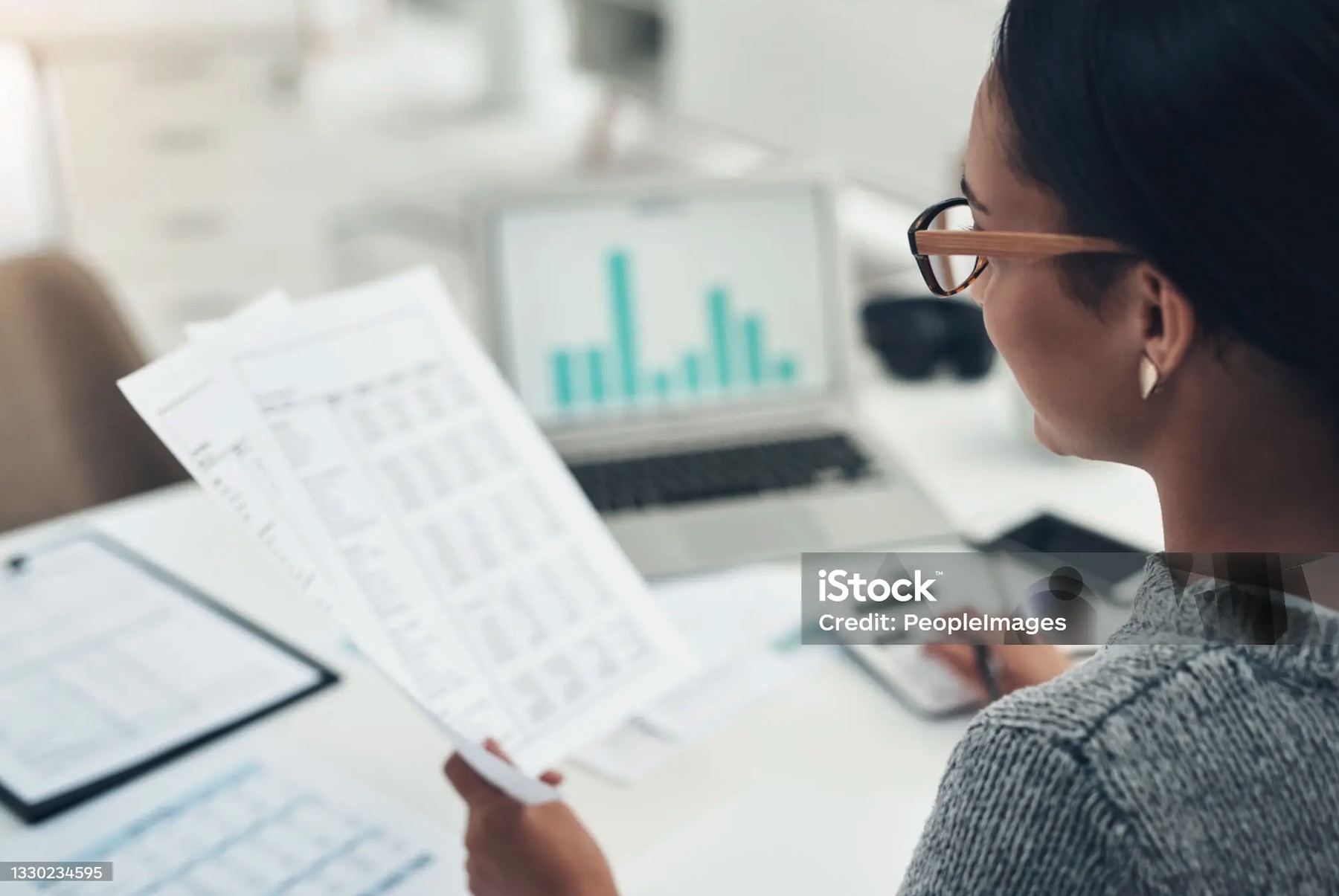 Donna consulta documenti finanziari per valutare cessione del quinto e delega di pagamento