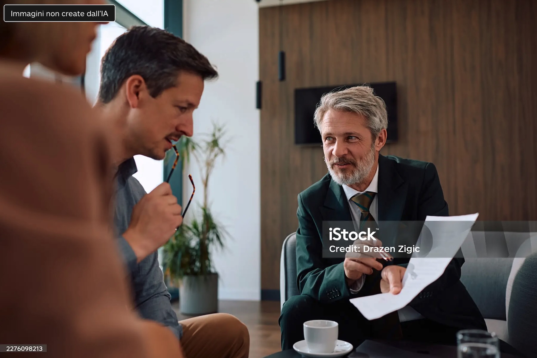Consulente esamina i documenti con due clienti durante una consulenza sulla cessione del quinto