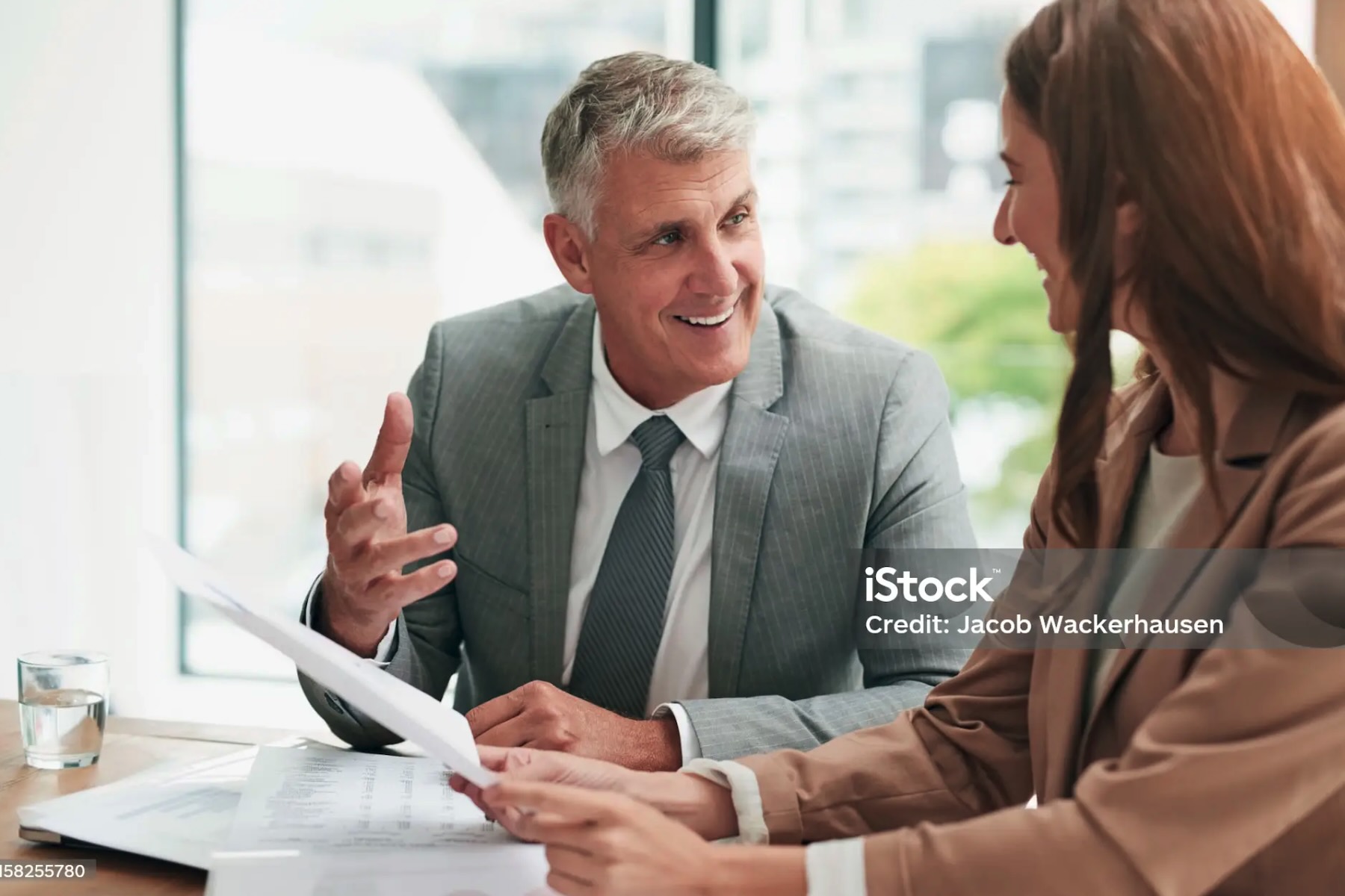 Cliente e consulente esaminano i documenti durante una consulenza per un prestito personale